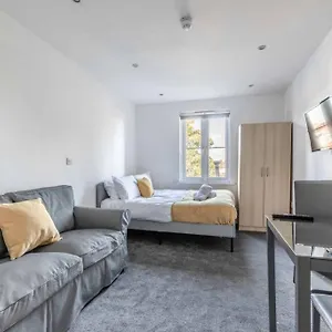 Apartment Modern Studio On High Street, Egham