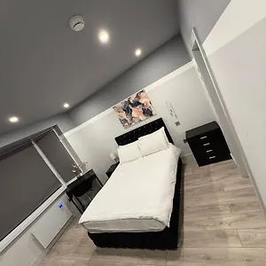 Guest house Letzi Private En-suite, Near Heathrow Airport T3, Hayes (Greater London)
